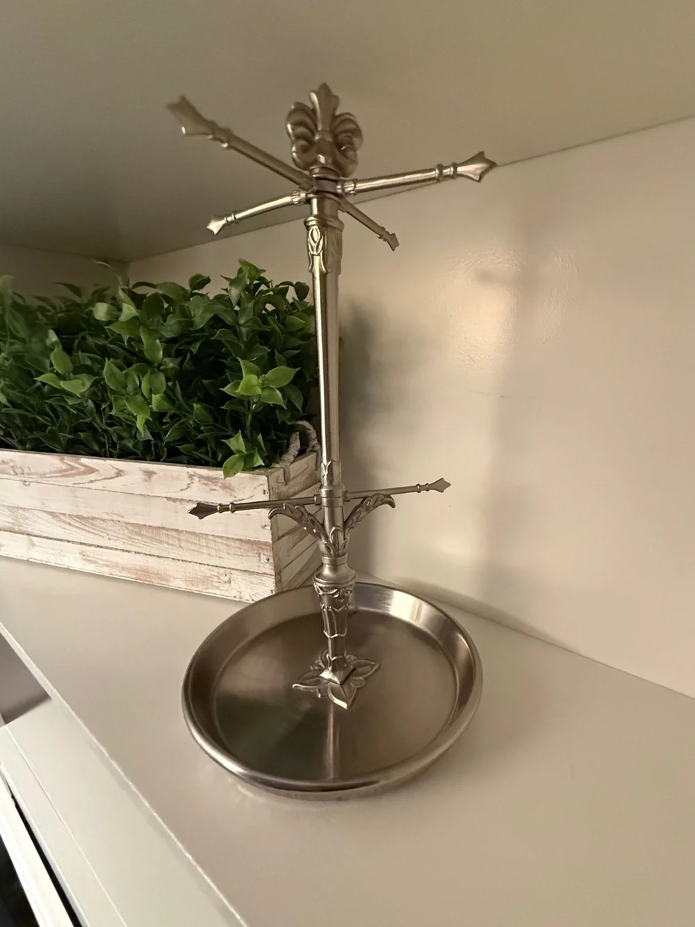Fleur-De-Lis Jewelry Tree with Pewter Finish.